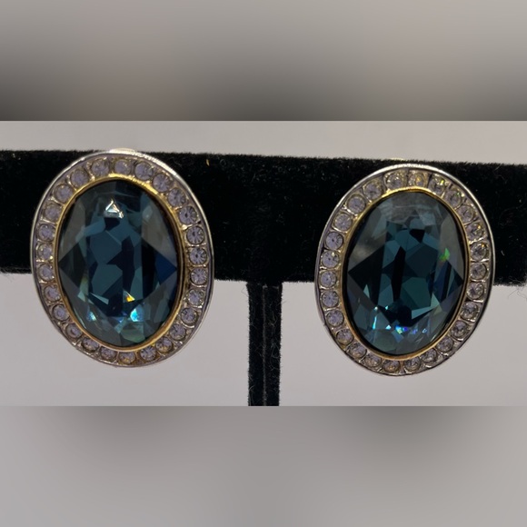 Gorgeous Gold Tone Clip On Earrings with Large Sapphire Blue Faceted Crystal - Picture 6 of 12